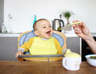 ماذا تطعمين طفلك خلال السنة الأولى من عمره؟ اليك أهم التوصيات